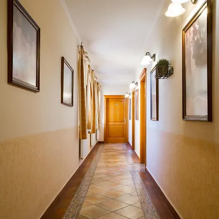 Gasthuis Hangya Panzio Es Etterem 2*